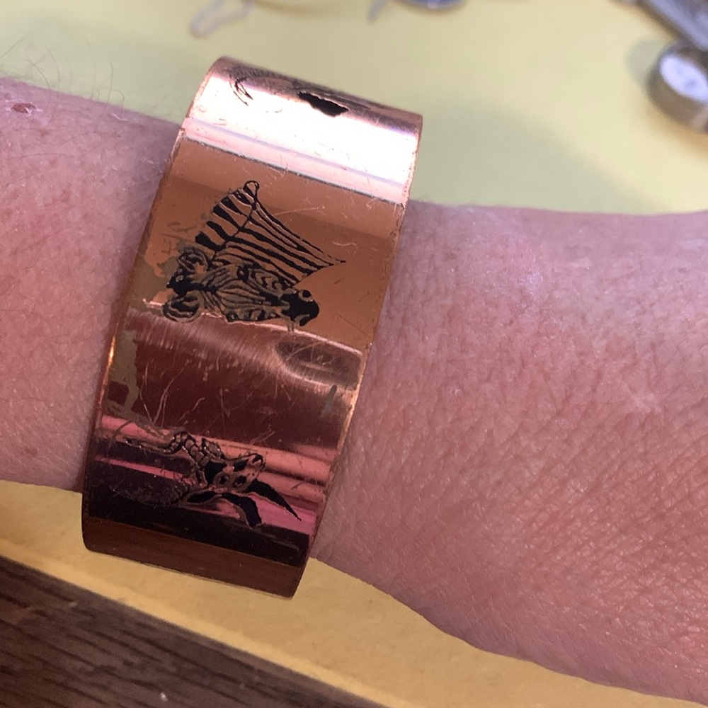 Cuff bracelet*